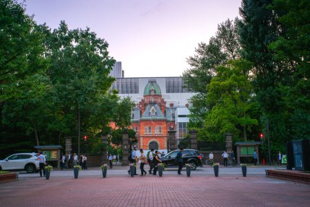 Téléchargez les photos : Sapporo, sous-préfecture d'Ishikari, Hokkaido, Japon - 21 août 2023 - Scène de l'ancien bâtiment du gouvernement d'Hokkaido (bureau d'Akarenga ou de Red Brick), en rénovation - en image libre de droit