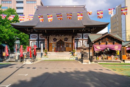 Foto de Sapporo, subprefectura de Ishikari, Hokkaido, Japón - 23 de agosto de 2023 - Escena del templo de Naritasan Sapporo Betsuin Shineiji, la rama de Sapporo del templo de Naritasan, una parte de la peregrinación al templo - Imagen libre de derechos