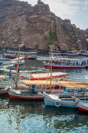 Téléchargez les photos : Assouan, Égypte - 22 décembre 2022 - Visite du temple Philae en bateau à travers le lac Nasser - en image libre de droit
