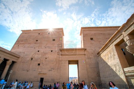 Téléchargez les photos : Assouan, Égypte - 22 décembre 2022 - Scène du complexe du temple Philae, un complexe de temple basé sur une île dans le réservoir du barrage bas d'Assouan, en aval du barrage d'Assouan et du lac Nasser - en image libre de droit