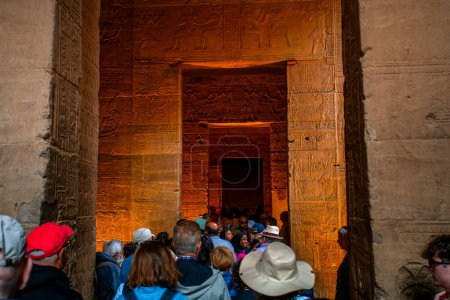 Téléchargez les photos : Assouan, Égypte - 22 décembre 2022 - Scène du complexe du temple Philae, un complexe de temple basé sur une île dans le réservoir du barrage bas d'Assouan, en aval du barrage d'Assouan et du lac Nasser - en image libre de droit
