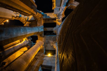 Téléchargez les photos : Le Temple de Kom Ombo, un double temple insolite dédié au dieu crocodile Sobek et au dieu faucon Haroeris (Horus l'Ancien), Kom Ombo, Assouan, Egypte - en image libre de droit