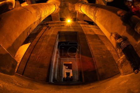 Téléchargez les photos : Kom Ombo, Assouan, Égypte - 24 décembre 2022 - Visite touristique au Temple de Kom Ombo, un double temple insolite dédié au dieu crocodile Sobek et au dieu faucon Haroeris (Horus l'Ancien) - en image libre de droit