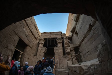 Téléchargez les photos : Edfou, Égypte - 25 décembre 2022 - Scène du temple d'Edfou, temple égyptien dédié au dieu Horus, situé sur la rive ouest du Nil à Edfou - en image libre de droit