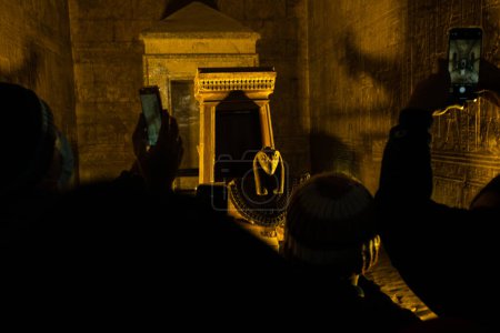 Téléchargez les photos : Touristes prenant des photos à l'intérieur du sanctuaire au centre du temple Edfu, Edfu, Egypte - en image libre de droit