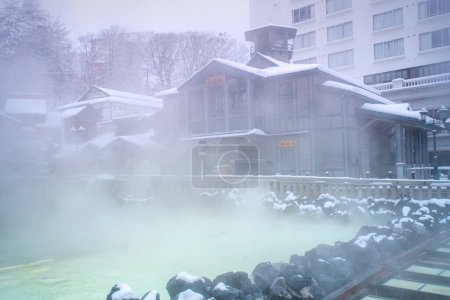 Yubatake heiße Quelle im Zentrum der Stadt Kusatsu, einem der berühmtesten Thermalbäder Japans, Gunma