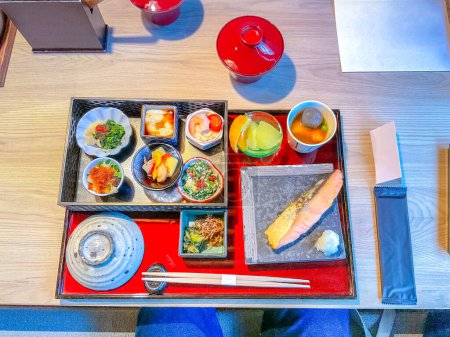 Téléchargez les photos : Kaiseki, un dîner traditionnel japonais multi-plats - en image libre de droit