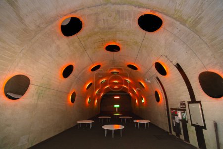 Kiyotsu Gorge Tunnel, ein 750 Meter langer historischer Tunnel, der durch markante Felsformationen mit Kunstausstellungsständen im Inneren führt, Tokamachi, Präfektur Niigata, Japan