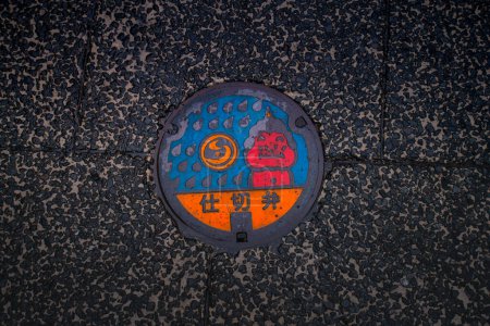 Foto de Ikaho, Gunma - 6 de marzo de 2024 - Tapa de entrada de la ciudad de Ikaho grabada con el símbolo y el atractivo de la ciudad - Imagen libre de derechos