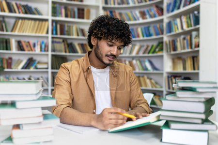 Ein engagierter Student inmitten eines Bücherstapels in einer Bibliothek, ein Zeichen für akademische Strenge und Vorbereitung auf Universitätsprüfungen oder Zulassungen.