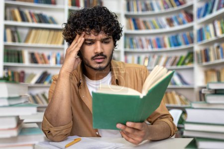 Un estudiante centrado absorto en el libro en medio de la atmósfera tranquila de una biblioteca universitaria bien surtida, preparándose diligentemente para los próximos exámenes.