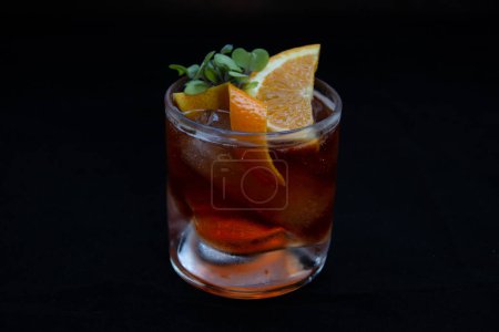 Foto de Wishky con hielo y naranja sobre fondo negro - Imagen libre de derechos