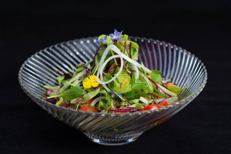 Téléchargez les photos : Ensalada de hojas verde en carta de restaurant - en image libre de droit