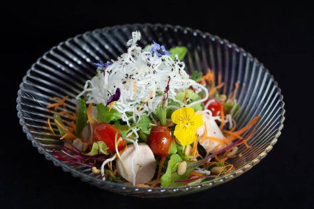 Téléchargez les photos : Ensalada con. vegetales de huerta y brotes de soja - en image libre de droit