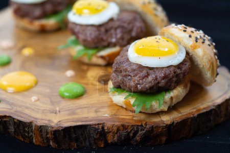 Téléchargez les photos : Mini hamburguesas con huevo fritos y salsas en sandwich - en image libre de droit