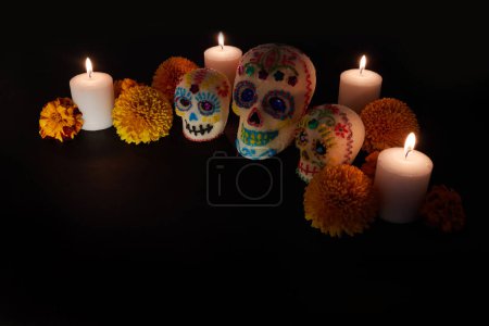 Foto de Día de los muertos Cráneo de azúcar con velas y flores de cempasuchil decoración del altar - Imagen libre de derechos