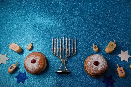 Foto de Fiesta judía Hanukkah fondo con menorah y dreidel con letras Gimel y monja - Imagen libre de derechos
