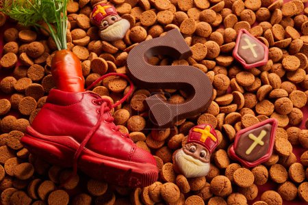 Sankt Nikolaus - Sinterklaas-Tag mit Schuh, Karotte und traditionellen Süßigkeiten.