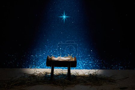 Geburt Jesu, leere Krippe in der Nacht mit hellen Lichtern