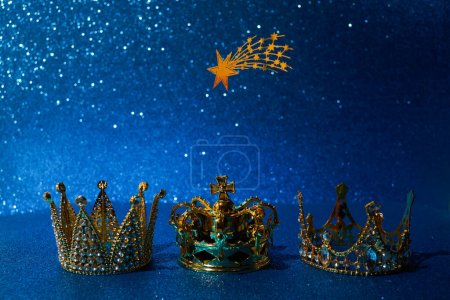 Téléchargez les photos : Trois couronnes des trois sages avec étoile sur fond bleu. Pour le jour de Reyes Magos et heureux jour de l'Épiphanie - en image libre de droit