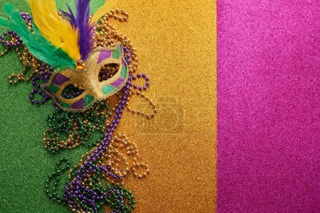 Téléchargez les photos : Mardi gras, Venetian or Carnivale mask on on a tricolor shining background. High quality photo - en image libre de droit