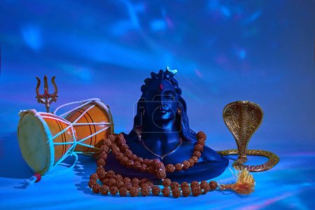 Téléchargez les photos : Shivaratri background with Shivas trident, Pellet Drum Damroo musical instrument ans snake . Hindu festival Maha Shivratri. - en image libre de droit