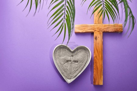 Mercredi des Cendres, Carême et Semaine Sainte concept. Croix chrétienne et cendres sur fond violet