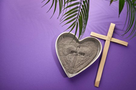 Aschermittwoch, Fastenzeit und Karwoche. Christliche Kreuze und Asche auf violettem Hintergrund