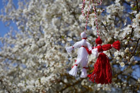 Téléchargez les photos : Martenitsa printemps traditionnel bulgare décor sur l'arbre à fleurs. Baba Marta vacances - en image libre de droit