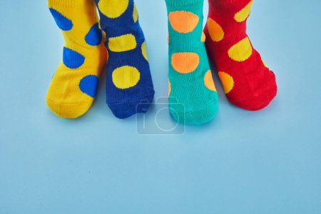 Téléchargez les photos : Journée mondiale du syndrome de Down. Concept de sensibilisation au syndrome de Down. Jambes avec différentes chaussettes comme symbole du syndrome du duvet. - en image libre de droit