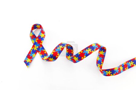 Téléchargez les photos : Journée mondiale de sensibilisation à l'autisme et de fierté ou mois avec ruban motif Puzzle sur fond blanc
. - en image libre de droit