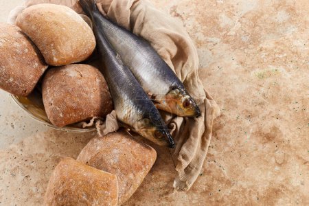 Téléchargez les photos : Nature morte catholique de cinq pains et deux poissons. - en image libre de droit