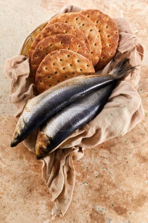 Téléchargez les photos : Nature morte catholique de cinq pains et deux poissons. - en image libre de droit