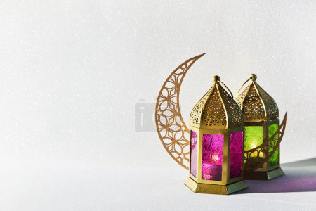Foto de Mes Santo Musulmán Ramadán Kareem - Linterna árabe ornamental con vela ardiente. - Imagen libre de derechos