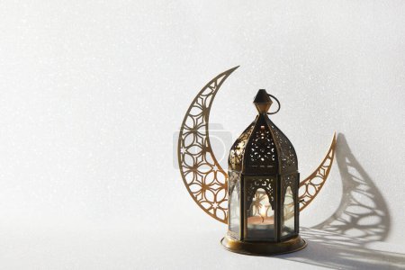 Mois sacré musulman Ramadan Kareem Lanterne arabe ornementale avec bougie ardente.