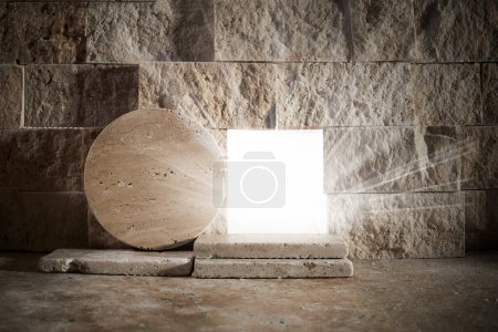 Foto de Luz desde el interior de la tumba de Jesús. La resurrección de Jesucristo. Concepto cristiano de Pascua - Imagen libre de derechos