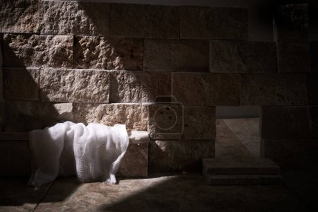 Foto de Tumba vacía mientras la luz brilla desde el exterior. Jesucristo Resurrección. Concepto cristiano de Pascua - Imagen libre de derechos