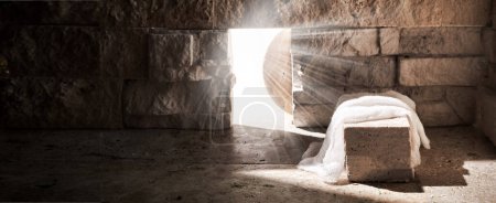 Tombeau vide tandis que la lumière brille de l'extérieur. Jésus Christ Résurrection. Concept chrétien de Pâques
