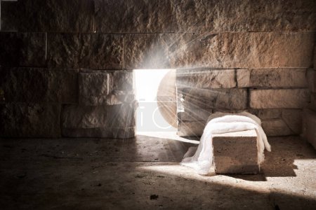 Leeres Grab, während von außen Licht scheint. Auferstehung Jesu Christi. Christliches Osterkonzept