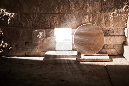 Téléchargez les photos : Lumière de l'intérieur du tombeau de Jésus. Jésus Christ résurrection. Concept chrétien de Pâques - en image libre de droit