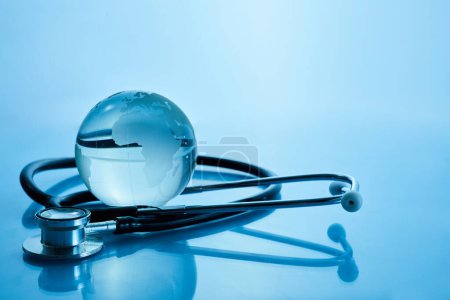 Weltgesundheitstag. Global Health Awareness Concept. Globus und Stethoskop auf blauem Hintergrund
