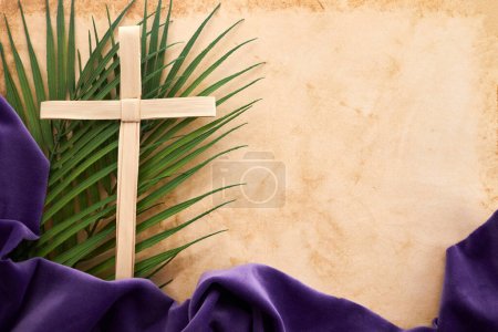 Téléchargez les photos : Fond du dimanche des Rameaux. Croix et palmier sur fond vintage - en image libre de droit