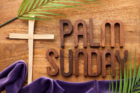 Téléchargez les photos : Fond du dimanche des Rameaux. Croix et palmier sur fond vintage - en image libre de droit
