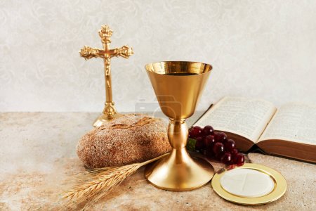 Téléchargez les photos : Communion de Pâques Nature morte avec calice de vin et pain. - en image libre de droit