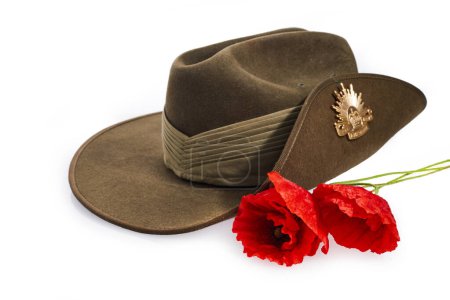 Foto de Anzac día ejército slouch sombrero con amapola roja aislado sobre fondo blanco - Imagen libre de derechos