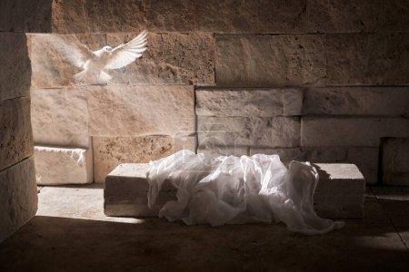 Jesucristo crucifixión muerte y resurrección y la paloma de Pascua volando en una tumba de piedra.