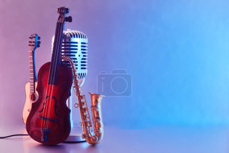Foto de Día Internacional del Jazz o fondo del Día Mundial de la Música. Instrumentos musicales sobre fondo azul. - Imagen libre de derechos