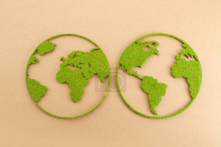 Téléchargez les photos : La silhouette de la planète. Concept écologique. Planète verte. Jour de la Terre. Recyclage - en image libre de droit