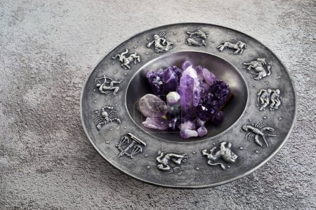 Foto de Cristales para la curación, la adivinación y el círculo astrológico sobre fondo gris. Concepto de coaching esotérico y vital - Imagen libre de derechos