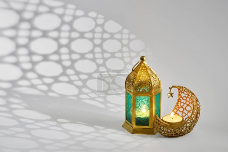 Fondo islámico con linterna de ramadán y luna creciente